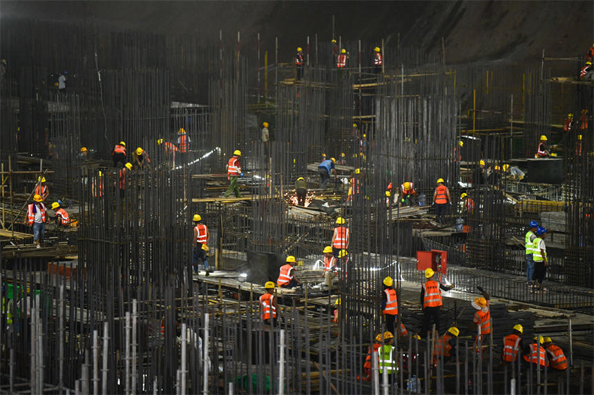 東站項(xiàng)目部采取錯(cuò)峰作業(yè)方式，保障施工進(jìn)度和員工安全。郭旭攝