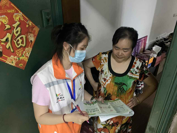 工作人員入戶宣傳垃圾分類。九龍坡區(qū)委宣傳部供圖