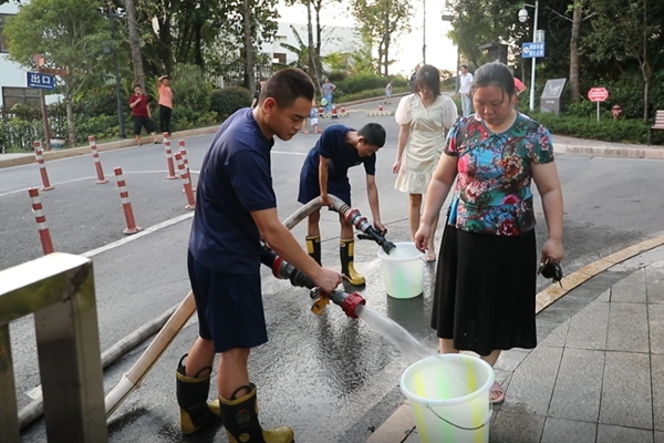璧山區(qū)消防員為群眾送水。璧山區(qū)消防救援支隊(duì)供圖