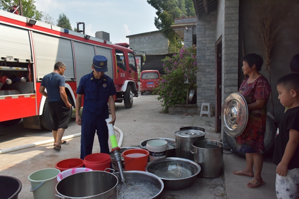 潼南區(qū)消防員為群眾送水。潼南區(qū)消防救援支隊(duì)供圖