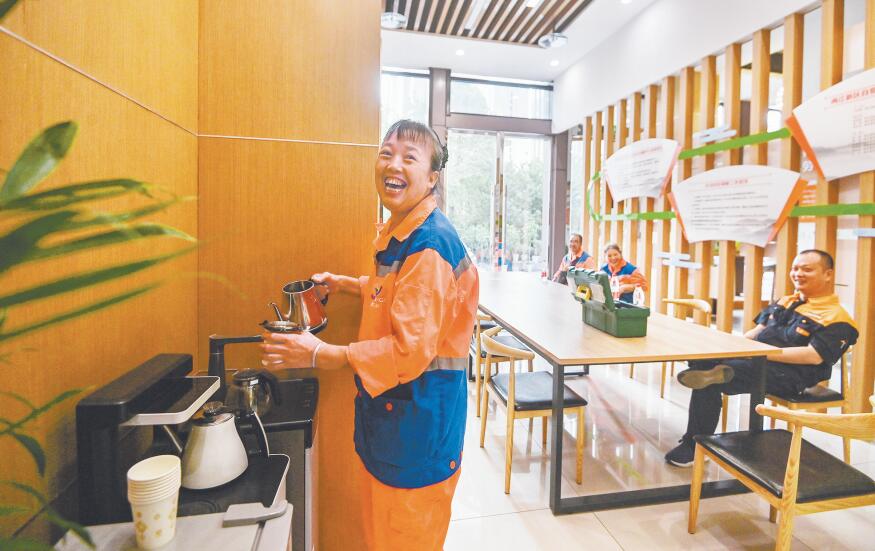 8月17日，兩江新區(qū)大竹林街道星匯社區(qū)，環(huán)衛(wèi)工人正在戶外勞動者服務(wù)站點內(nèi)歇腳。首席記者 龍帆 實習(xí)生 尹詩語 攝/視覺重慶