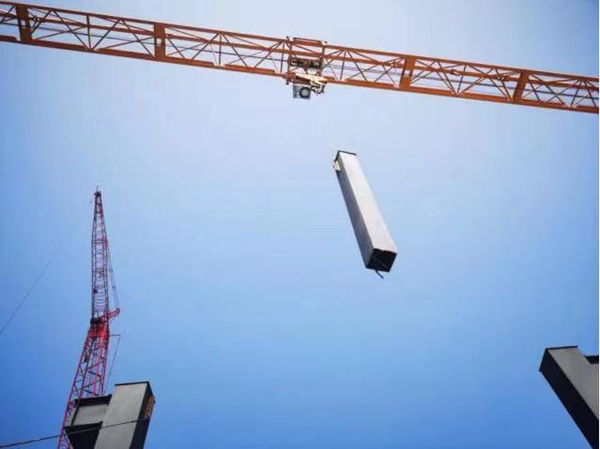 安裝了黑匣子的塔吊正在作業(yè)中。重慶高新區(qū)建設局供圖