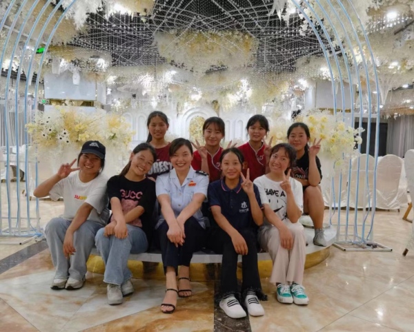 楊霞與勤工儉學(xué)的孩子們合影。受訪者供圖