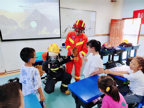 小朋友們接受安全自護(hù)教育。共青團(tuán)綦江區(qū)委供圖