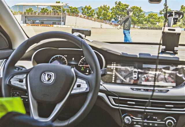 八月十七日，自動(dòng)駕駛車輛正在進(jìn)行行人橫穿場(chǎng)景測(cè)試。