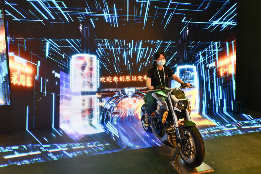 在2022智博會重慶展館內(nèi)，體驗XR擴展現(xiàn)實拍攝技術(shù)。鄒樂攝