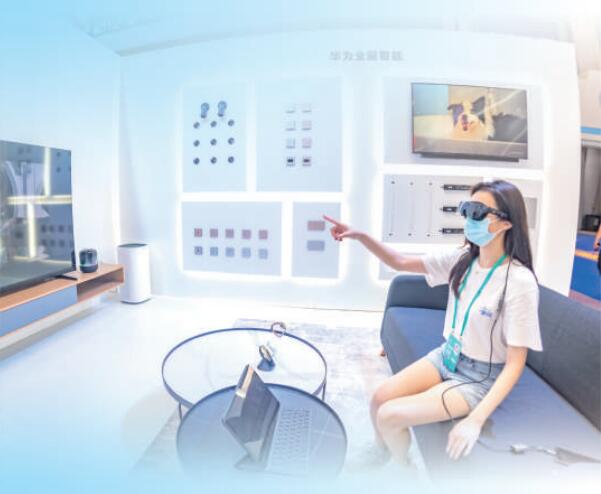 2021智博會(huì)現(xiàn)場(chǎng)，參會(huì)人員正在體驗(yàn)智能家居。