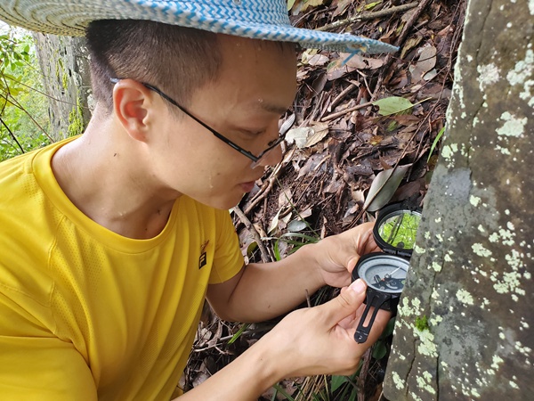 《高溫烈日下駐守地質(zhì)隊員排查危巖》。6月27日，萬州區(qū)陳家壩街道，南江地質(zhì)隊駐守地質(zhì)隊員廖學海頂著40℃的高溫排查危巖。陳昊攝