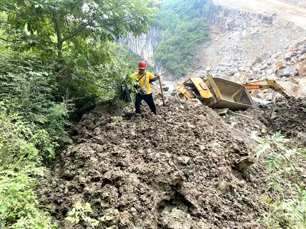 《滑坡調(diào)查監(jiān)測(cè)選點(diǎn)》。6月24日，巫溪白鹿鎮(zhèn)中壩村湖塘滑坡，重慶地研院技術(shù)人員正在進(jìn)行滑坡調(diào)查，選取地質(zhì)災(zāi)害監(jiān)測(cè)點(diǎn)。鄧朝松攝