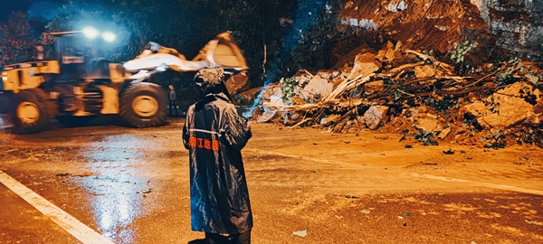 《迅速處置》。6月26日，凌晨2時(shí)，國(guó)道319涪陵區(qū)烏江村1組境內(nèi)一邊坡發(fā)生垮塌導(dǎo)致道路阻斷，南江地質(zhì)隊(duì)駐守地質(zhì)隊(duì)員唐長(zhǎng)江立即趕往現(xiàn)場(chǎng)進(jìn)行應(yīng)急處置并指導(dǎo)排險(xiǎn)。向棋攝