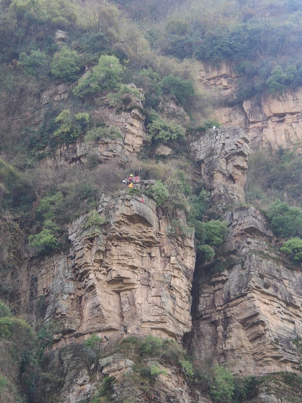 《三峽庫(kù)區(qū)巫山縣巫峽段專業(yè)監(jiān)測(cè)點(diǎn)儀器安裝》。3月17日，巫山縣長(zhǎng)江右岸跳石村，“蜘蛛人”在懸崖絕壁安裝監(jiān)測(cè)儀器。吳月旭攝