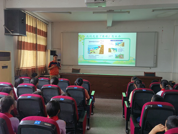 《地災(zāi)科普進(jìn)校園》。6月16日，南江地質(zhì)隊(duì)地災(zāi)科普進(jìn)鄉(xiāng)村系列活動(dòng)首站—地質(zhì)災(zāi)害防治知識(shí)進(jìn)開(kāi)州區(qū)岳溪鎮(zhèn)中心小學(xué)。戴巖柯攝