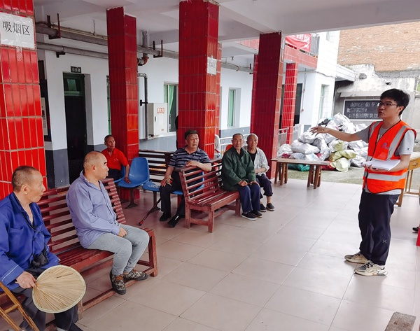 《“一個(gè)都不能少”——地災(zāi)避險(xiǎn)宣傳進(jìn)敬老院》。6月26日，暴雨前夕，南江地質(zhì)隊(duì)駐守地質(zhì)隊(duì)員向棋前往涪陵區(qū)馬武敬老院為老人宣傳應(yīng)急避險(xiǎn)知識(shí)。王志云攝