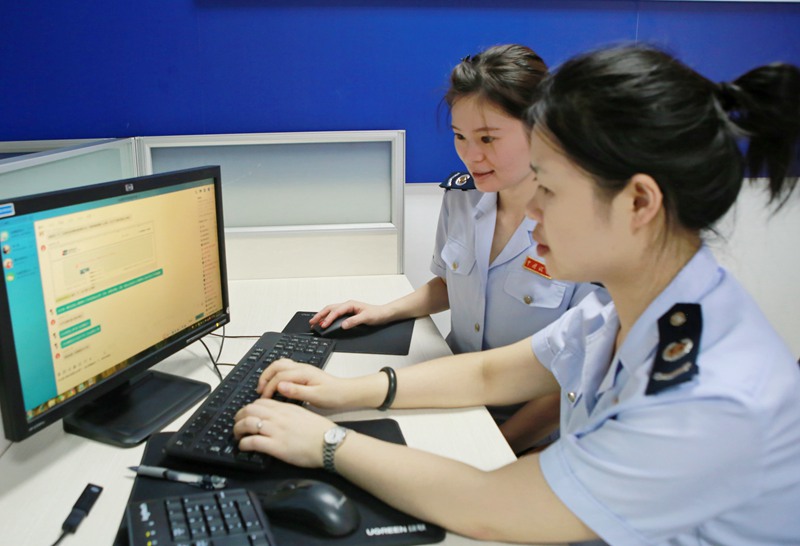 重慶市北碚區(qū)二級12366納稅繳費服務(wù)熱線工作人員通過稅企QQ群，遠(yuǎn)程協(xié)助納稅人辦理留抵退稅申請。楊蔓攝