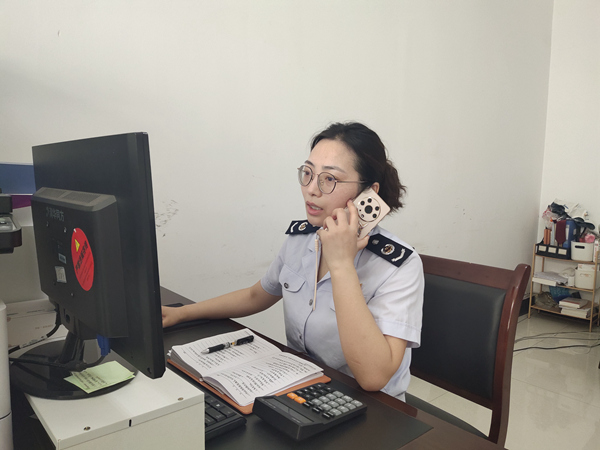 重慶市銅梁區(qū)稅務(wù)局貨物和勞務(wù)稅科副科長(zhǎng)青建昌電話解答企業(yè)留抵退稅相關(guān)業(yè)務(wù)咨詢(xún)。 殷淑雅攝