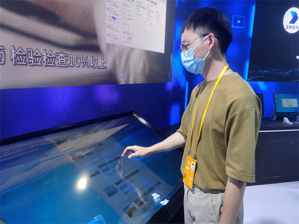 講解員介紹健康永川公眾號(hào)如何使用。徐雯瑄攝