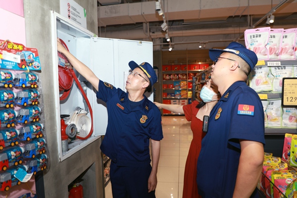 檢查現(xiàn)場。黔江區(qū)消防救援支隊(duì)供圖