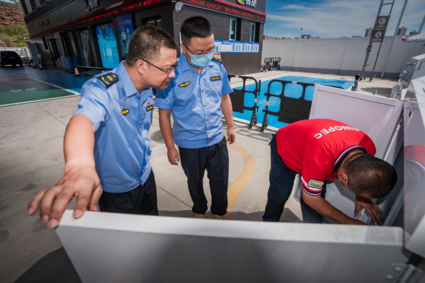 渝北區(qū)生態(tài)環(huán)境局開展突發(fā)環(huán)境事件風(fēng)險隱患排查整治工作。渝北區(qū)生態(tài)環(huán)境局供圖