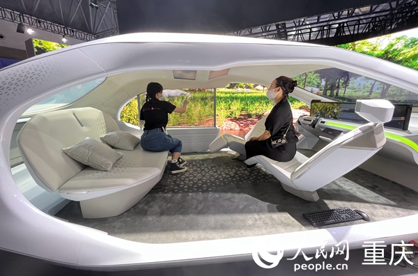 媒體現(xiàn)場(chǎng)體驗(yàn)“SDA智能場(chǎng)景數(shù)字空間”。人民網(wǎng) 胡虹攝