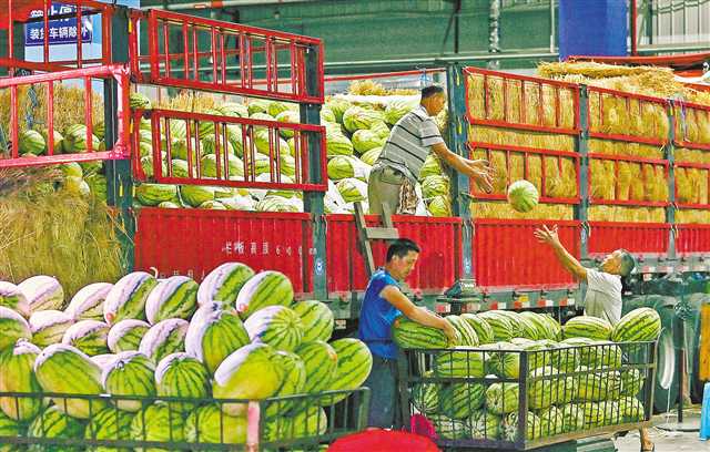 渝北海領(lǐng)國際農(nóng)產(chǎn)品交易中心，搬運工正在搬運西瓜。首席記者 龍帆 實習(xí)生 尹詩語 攝/視覺重慶