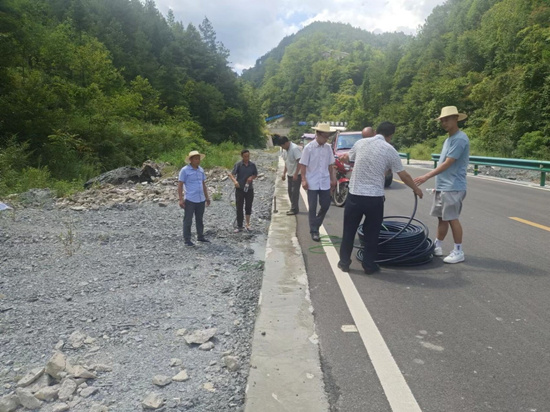 巫溪紅池壩鎮(zhèn)鋪設(shè)應(yīng)急管道。重慶市水利局供圖