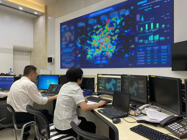 國(guó)網(wǎng)重慶電力負(fù)荷管理中心值班員監(jiān)控全市的負(fù)控?cái)?shù)據(jù)。賀婷婷攝