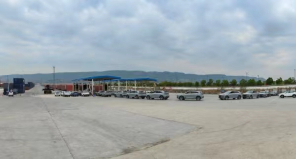 裝車現(xiàn)場(chǎng)。渝新歐公司供圖