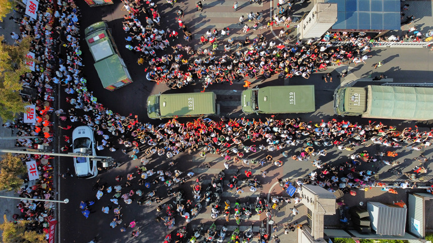 8月28日，重慶市民歡送云南森林消防員。楊堅(jiān)攝