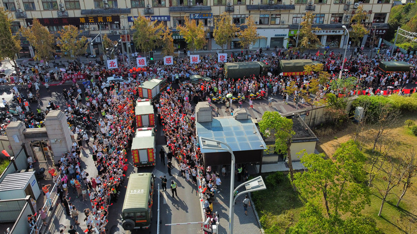 8月28日，重慶市民歡送云南森林消防員。楊堅(jiān)攝
