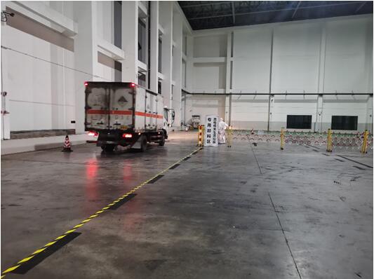 醫(yī)廢垃圾運(yùn)輸車輛駛?cè)雽Ｓ眯读蠀^(qū)