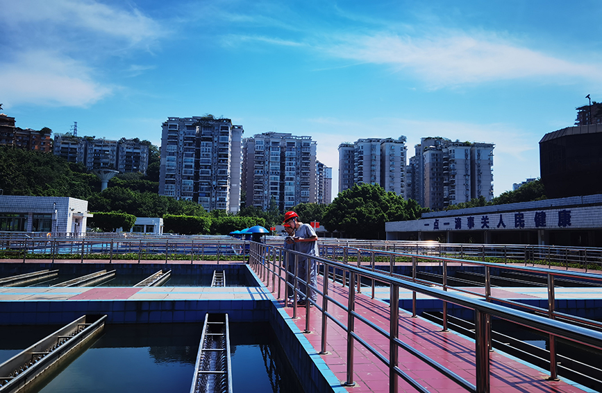 市自來(lái)水公司和尚山水廠(chǎng)工作人員頭頂烈日加強(qiáng)水質(zhì)巡檢