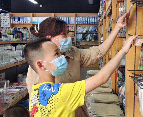 挑選文具。郭思云攝