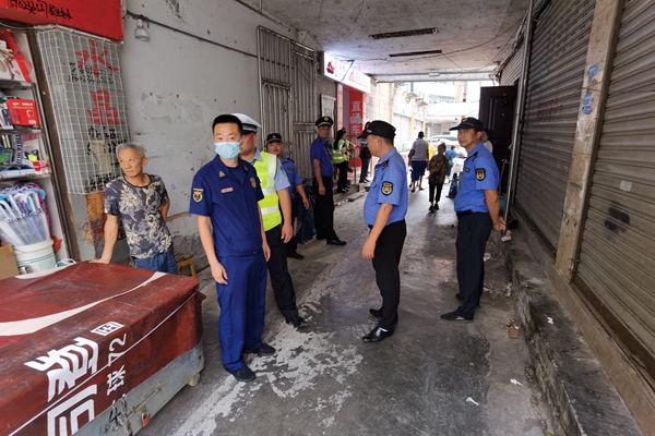 消防車通道專項(xiàng)整治行動現(xiàn)場。銅梁區(qū)消防救援支隊(duì)供圖