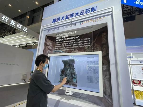 2022智博會(huì)騰訊展區(qū)手勢(shì)互動(dòng)裝置。鄒樂(lè)攝