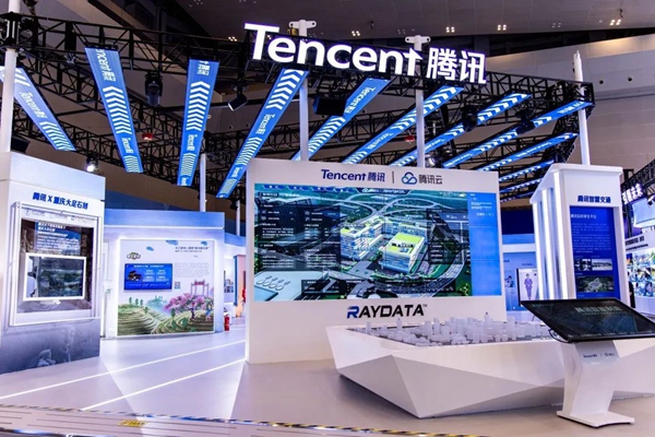 智博會(huì)騰訊展臺(tái)展示數(shù)字技術(shù)。騰訊供圖