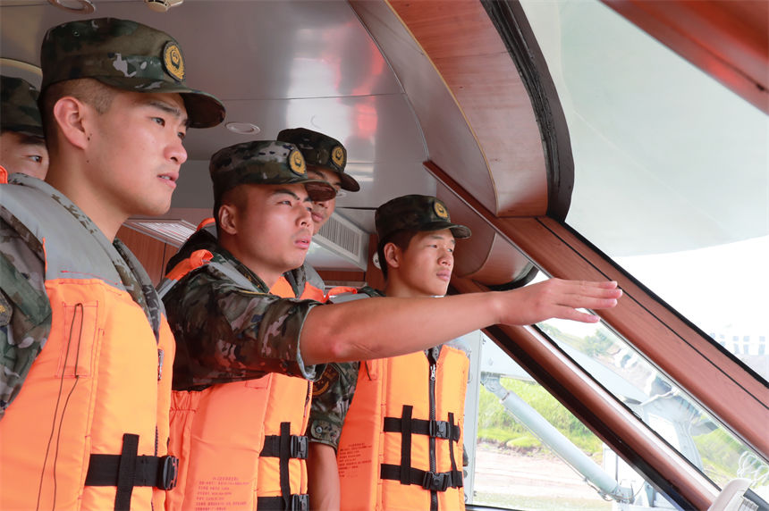 老兵為戰(zhàn)友講解船艇駕駛技巧。安宇梁攝