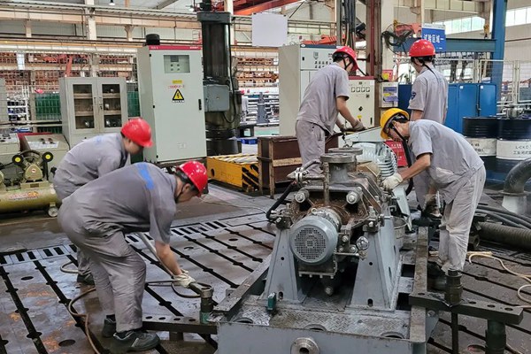 重泵公司及時(shí)向全體干部職工發(fā)出了“爭(zhēng)分奪秒搶生產(chǎn)，全力以赴保交付”的倡議，并召開(kāi)專題部署會(huì)，動(dòng)員“搶任務(wù)、保交付”。在車間生產(chǎn)現(xiàn)場(chǎng)，干部職工以實(shí)際行動(dòng)搶抓先機(jī)，如火如荼搶抓生產(chǎn)，為完成9月任務(wù)乃至全年目標(biāo)做出應(yīng)有貢獻(xiàn)。重慶機(jī)電集團(tuán)供圖