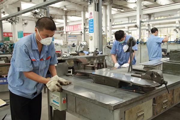 建安公司制造中心員工克服困難堅(jiān)守崗位，圓滿完成了526C、533產(chǎn)品的生產(chǎn)目標(biāo)。重慶機(jī)電集團(tuán)供圖