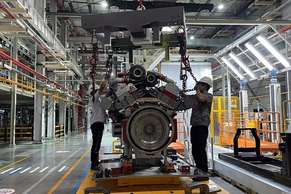 重慶康明斯全面復(fù)工首日，兩江基地大馬力19升、38/50升裝配線分別完成6臺(tái)和5臺(tái)生產(chǎn)任務(wù)，測(cè)試油漆整車線完成18臺(tái)生產(chǎn)任務(wù)，打響復(fù)工復(fù)產(chǎn)后的第一槍。重慶機(jī)電集團(tuán)供圖