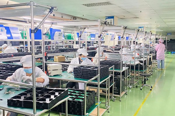 盟訊公司各條生產(chǎn)線開(kāi)足馬力搶抓生產(chǎn)訂單，保質(zhì)保量按期完成產(chǎn)品交付。重慶機(jī)電集團(tuán)供圖