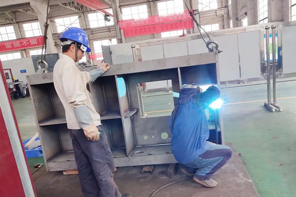 軍通公司上下開(kāi)啟“加速”模式，全面復(fù)工復(fù)產(chǎn)，全力向奮戰(zhàn)三季度、完成全年4.6億的目標(biāo)任務(wù)發(fā)起沖刺。重慶機(jī)電集團(tuán)供圖