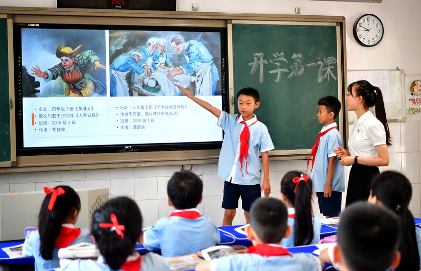 《紅色經(jīng)典故事繪本》進課堂。周舸攝