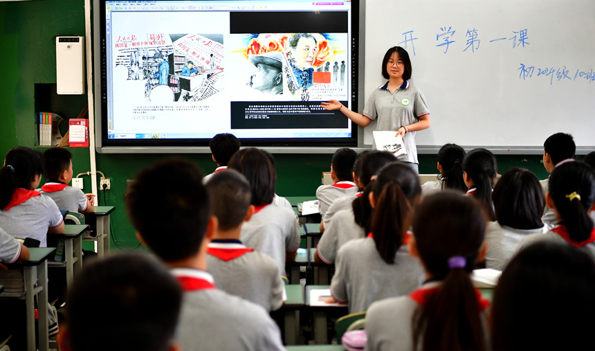 《紅色經(jīng)典故事繪本》進課堂。周舸攝