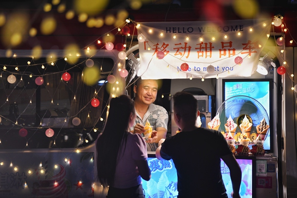 市民逛夜市購物。郭旭攝