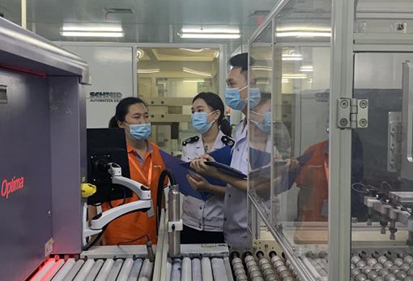 重慶兩路寸灘保稅港區(qū)稅務(wù)局工作人員前往企業(yè)了解生產(chǎn)經(jīng)營情況，宣傳相關(guān)國際稅收政策。熊玉婷攝