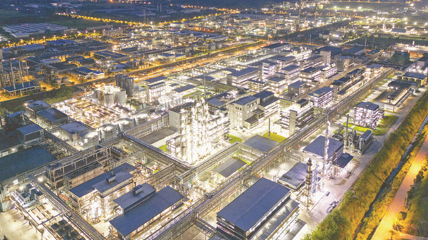 廣安經(jīng)濟技術(shù)開發(fā)區(qū)新橋化工園區(qū)夜間生產(chǎn)景象。廣安市委宣傳部供圖