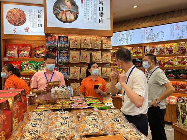 執(zhí)法專項(xiàng)行動(dòng)現(xiàn)場(chǎng)。渝中區(qū)市場(chǎng)監(jiān)管局供圖