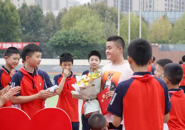 龍杰和學(xué)生交流。向詩(shī)佳攝