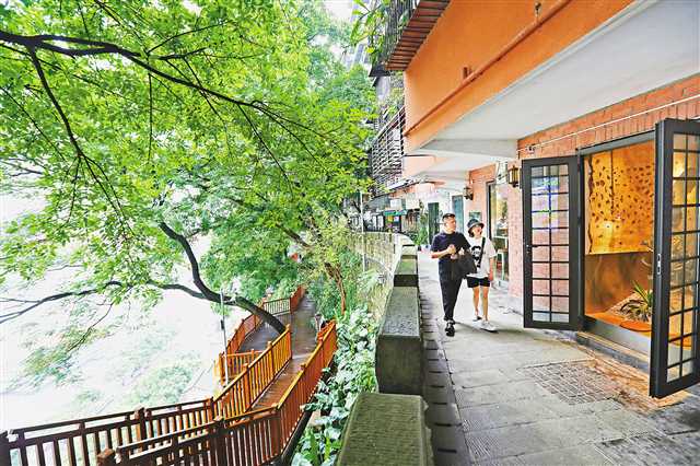 游客在渝中區(qū)戴家巷步道感受重慶“母城”獨特的街巷文化,領略都市慢生活。(攝于五月二十九日) 記者 羅斌 攝\視覺重慶