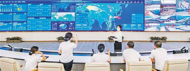 9月5日，果園港國家物流樞紐，多式聯(lián)運(yùn)智慧運(yùn)營(yíng)中心的大屏上顯示著果園港全域重要場(chǎng)所運(yùn)行情況。